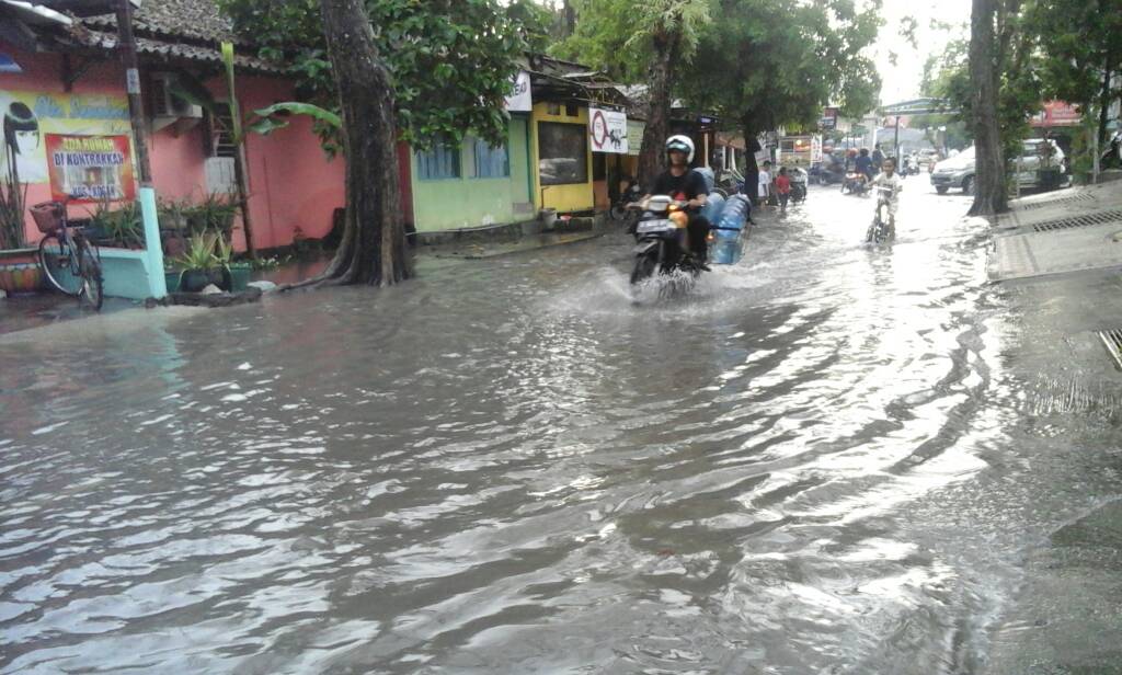 Hujan Deras, Beberapa Jalan di Kota Tergenang